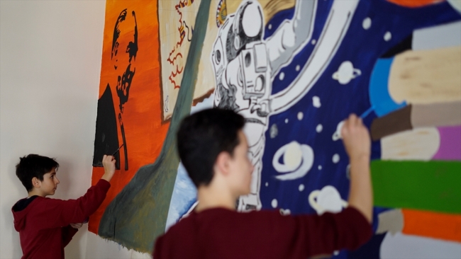 Okul duvarlarını öğrenciler renklendiriyor