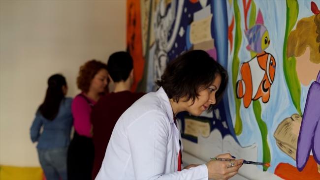 Okul duvarlarını öğrenciler renklendiriyor