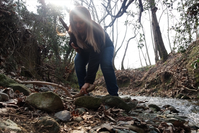 Topladığı dalları makrome sanatçıları için hazırlıyor