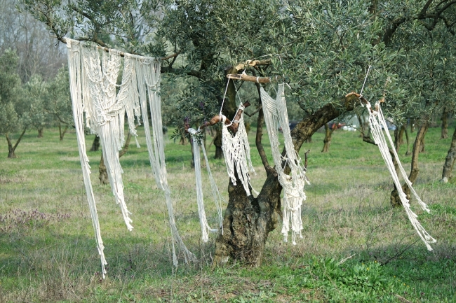 Topladığı dalları makrome sanatçıları için hazırlıyor