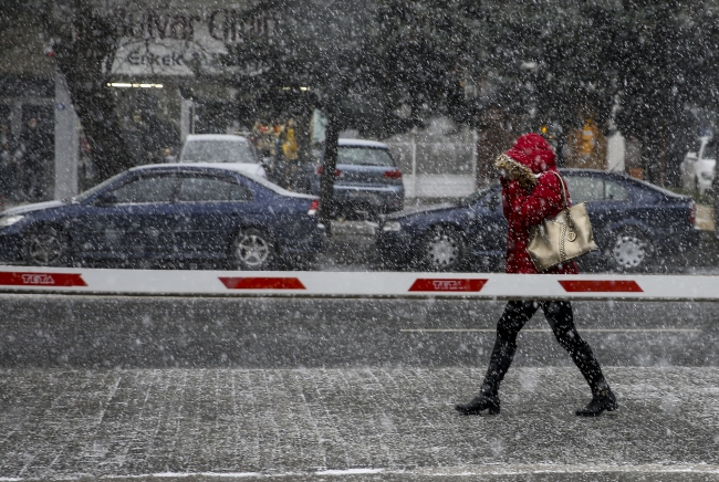 Ankara'da soğuklar yerini kara bıraktı