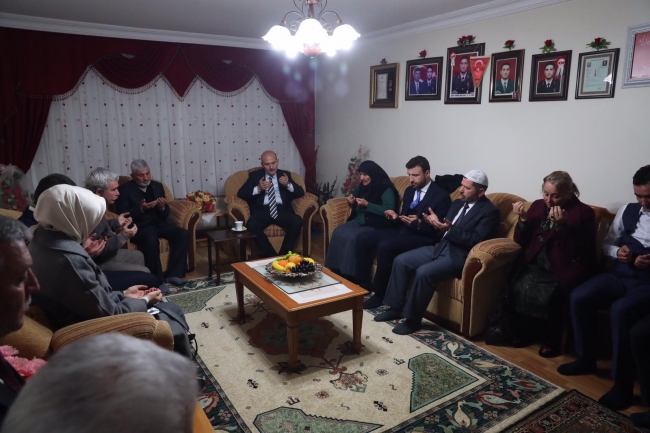 Bakan Soylu'dan şehit ailesine ziyaret