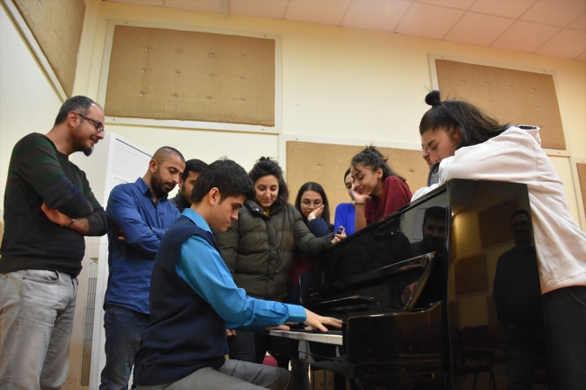 Otizmli piyanist öğrencilerine ışık tutuyor