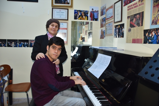 Otizmli piyanist öğrencilerine ışık tutuyor