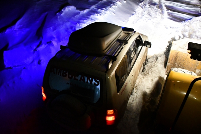 Ekipler köpeklerin yaraladığı genç için seferber oldu