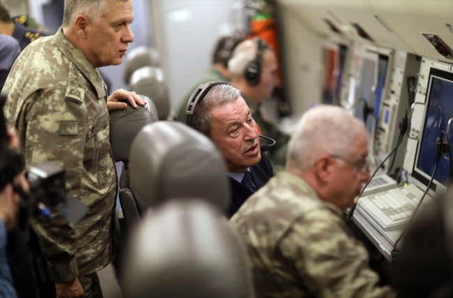 Milli Savunma Bakanı Akar Mavi Vatan Tatbikatı’nı havadan takip etti