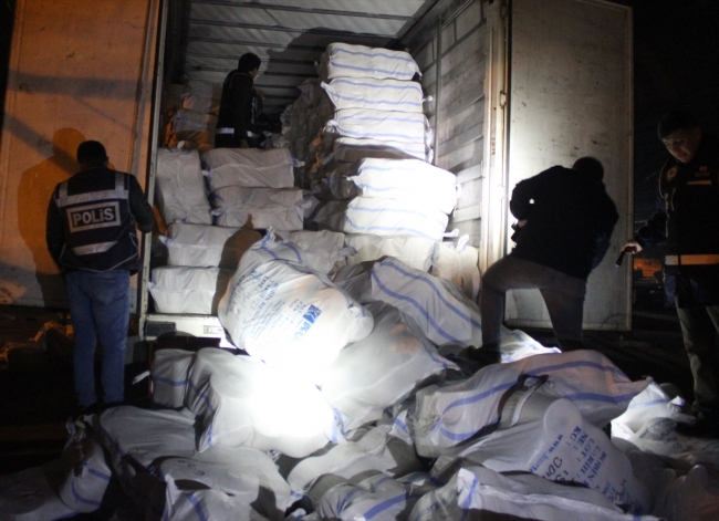 İplik yüklü tırda 35 bin 680 paket kaçak sigara bulundu