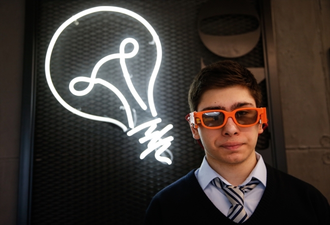 Liseliler görme engelliler için titreşimli gözlük tasarladı