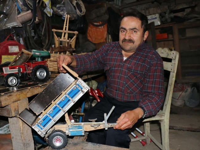 Ağaç parçalarından minyatür tarım araçları