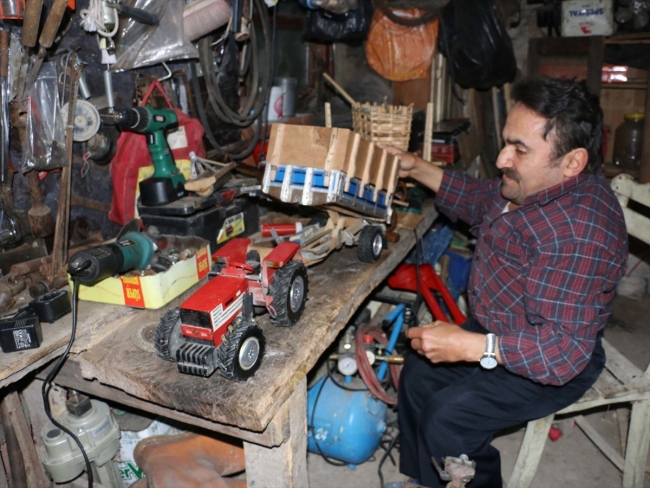 Ağaç parçalarından minyatür tarım araçları