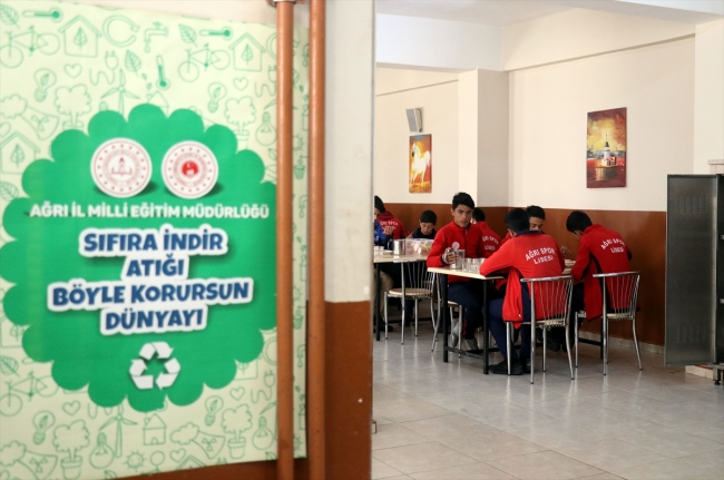 Yemeklerini aç kalan hayvanlarla paylaşıyorlar