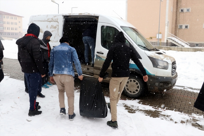 Yemeklerini aç kalan hayvanlarla paylaşıyorlar
