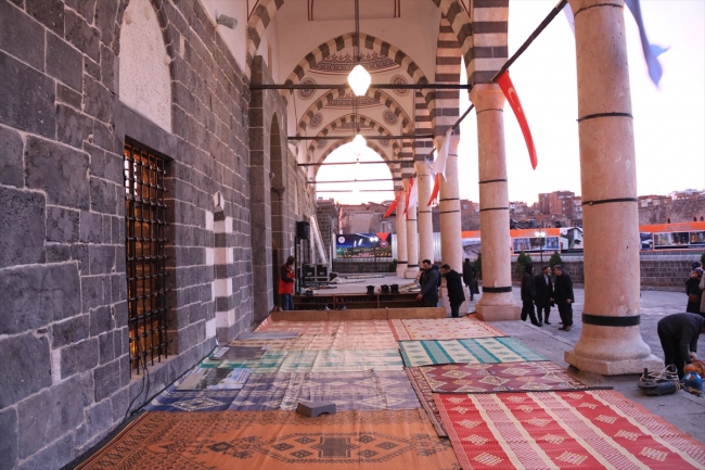 Teröristlerin yaktığı cami ibadete açıldı