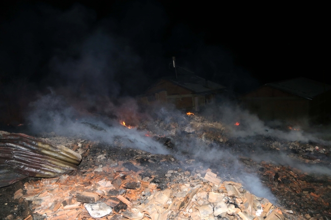 Kastamonu'da evi yanan aileye yardım