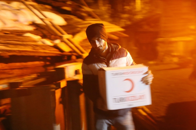 Kastamonu'da evi yanan aileye yardım