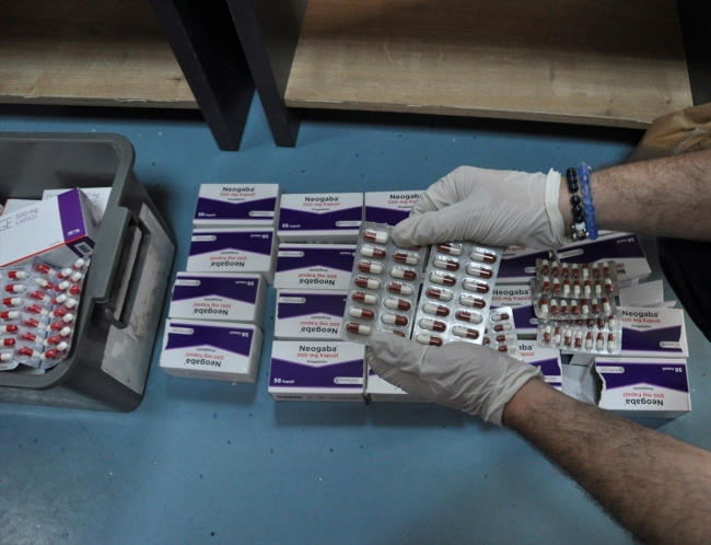 "Uyuşturucu etkili hapları" sattıkları iddia edilen 3 şüpheli tutuklandı