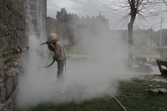 Diyarbakır surları duvar yazılarından arındırılıyor