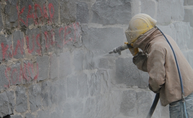 Diyarbakır surları duvar yazılarından arındırılıyor
