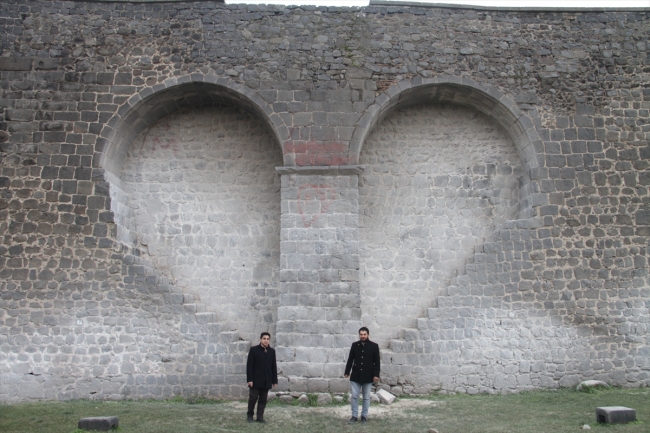 Diyarbakır surları duvar yazılarından arındırılıyor