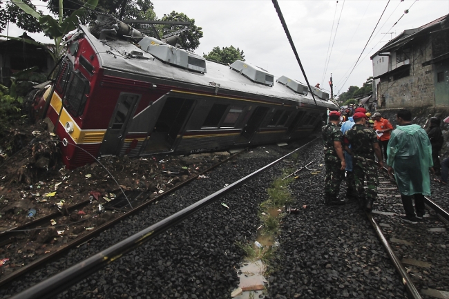 Endonezya'da tren raydan çıktı: 10 yaralı