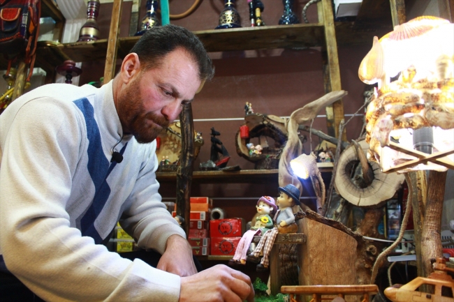 Kurumuş ağaç kabuğundan süs eşyası üretiyor