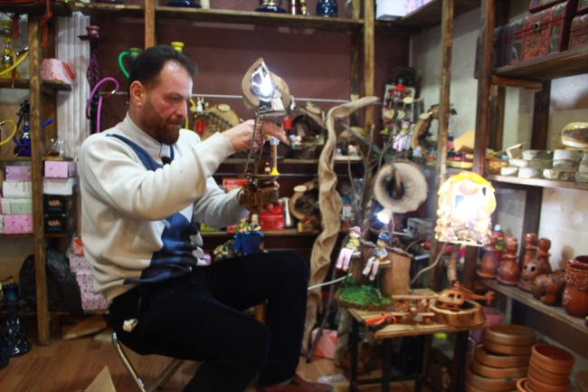 Kurumuş ağaç kabuğundan süs eşyası üretiyor