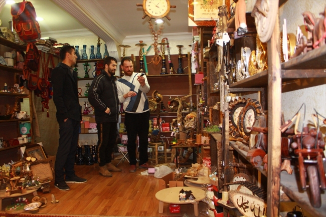 Kurumuş ağaç kabuğundan süs eşyası üretiyor