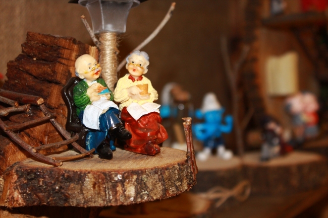 Kurumuş ağaç kabuğundan süs eşyası üretiyor