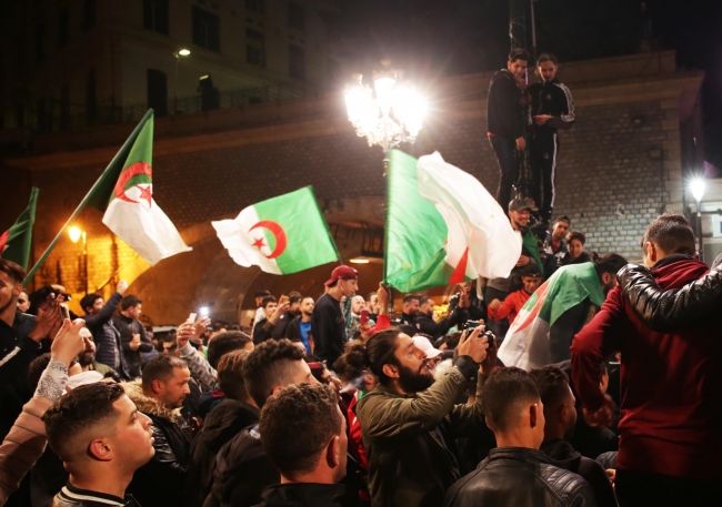 Cezayir'de Buteflika'nın adaylıktan çekilmesi kutlanıyor