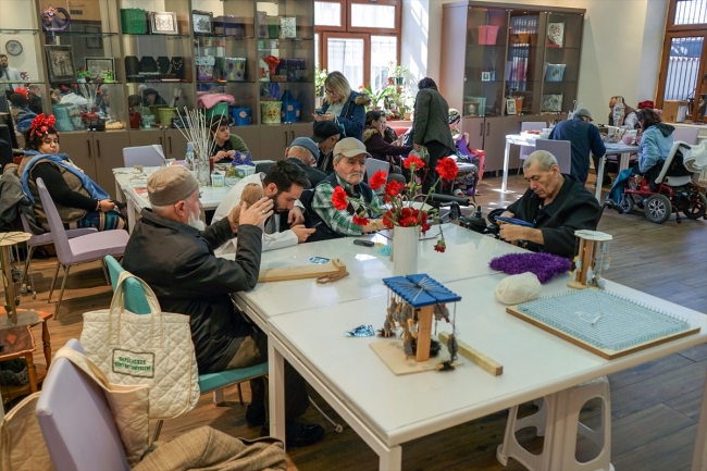 Darülaceze sakinlerinden el emeği eserler