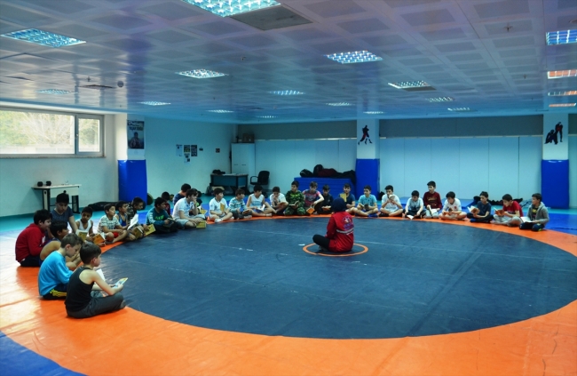 Güreşçiler antrenmanlarına kitap okuduktan sonra başlıyor