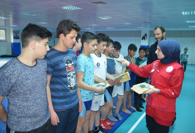 Güreşçiler antrenmanlarına kitap okuduktan sonra başlıyor