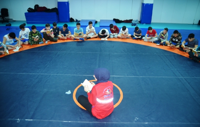 Güreşçiler antrenmanlarına kitap okuduktan sonra başlıyor