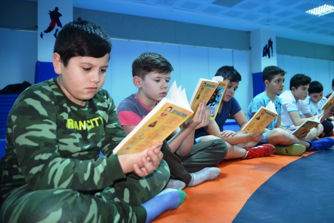 Güreşçiler antrenmanlarına kitap okuduktan sonra başlıyor