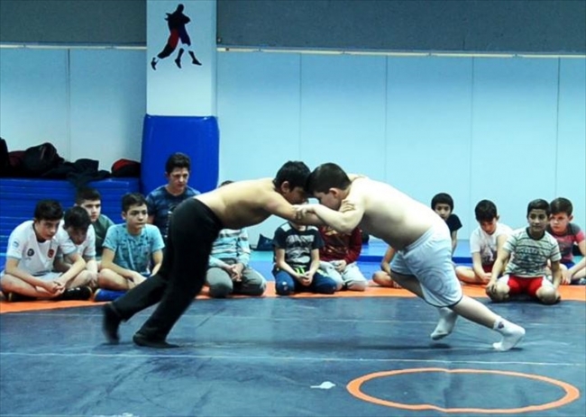 Güreşçiler antrenmanlarına kitap okuduktan sonra başlıyor