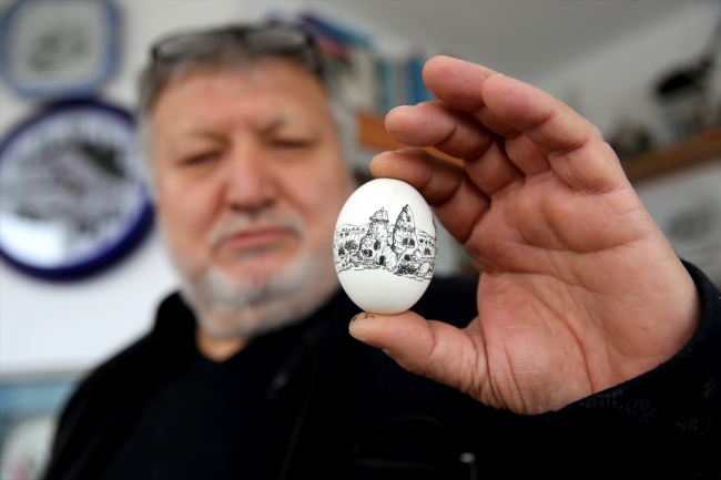 Farklı objelere Kapadokya'yı resmediyor