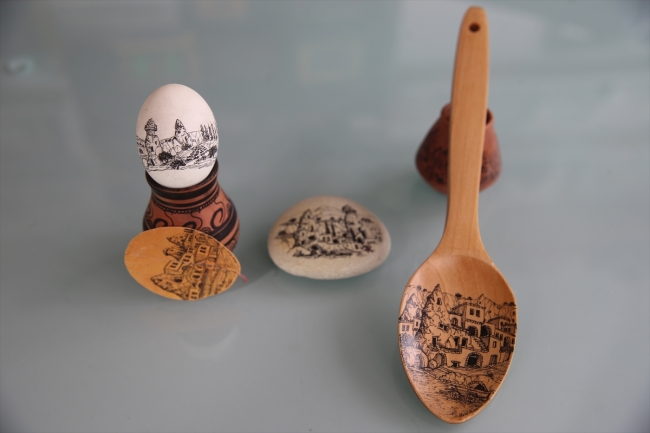 Farklı objelere Kapadokya'yı resmediyor