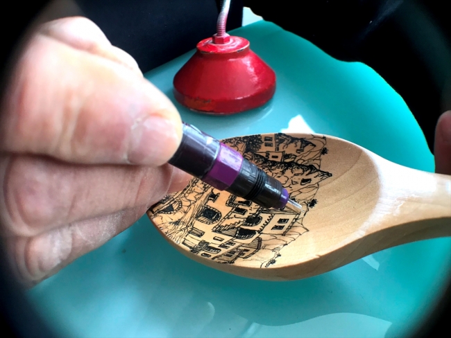 Farklı objelere Kapadokya'yı resmediyor