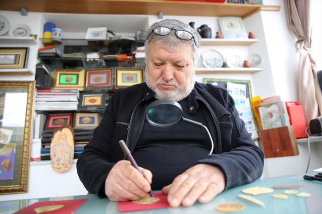 Farklı objelere Kapadokya'yı resmediyor