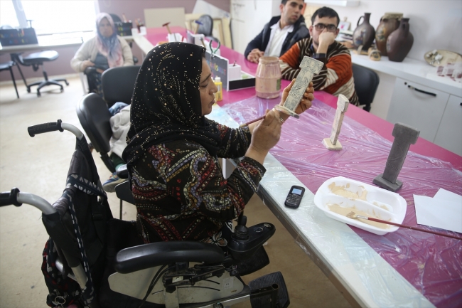 Yaşlı ve engelli kursiyerler Göbeklitepe hediyeleri tasarlıyor