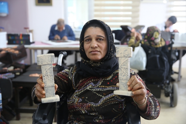 Yaşlı ve engelli kursiyerler Göbeklitepe hediyeleri tasarlıyor