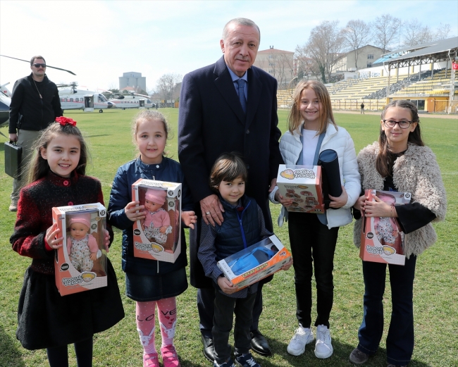 Cumhurbaşkanı Erdoğan'dan kendisini karşılayan çocuklara hediye