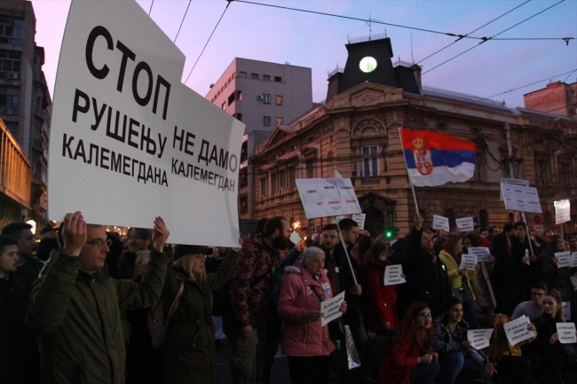Sırbistan'da polis ile göstericiler arasında arbede