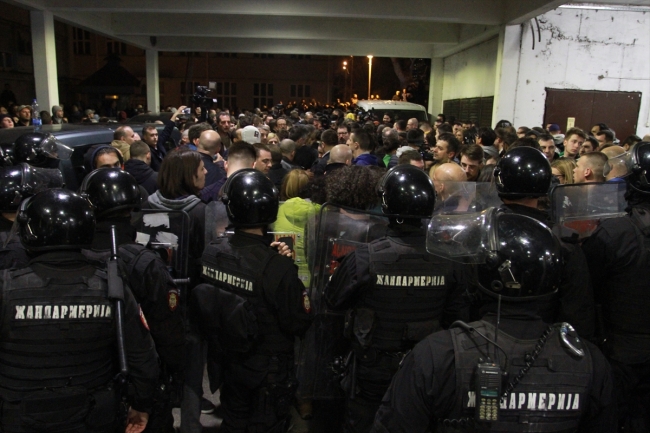 Sırbistan'da polis ile göstericiler arasında arbede