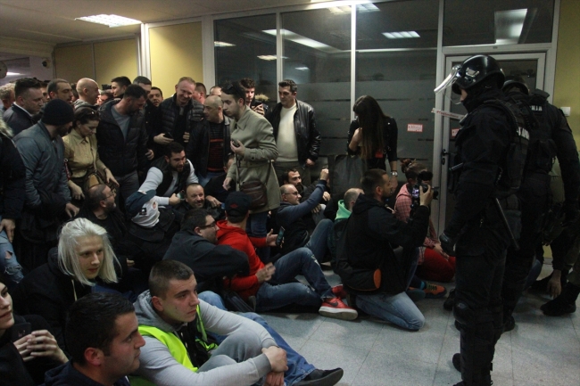 Sırbistan'da polis ile göstericiler arasında arbede