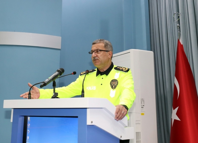Trafik polisleri yeni kıyafetleriyle sahada