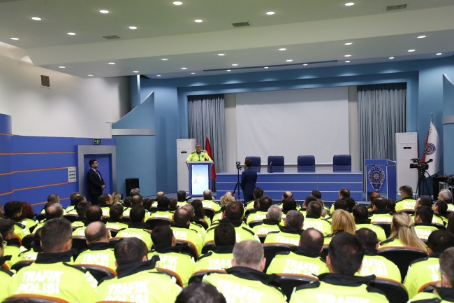 Trafik polisleri yeni kıyafetleriyle sahada