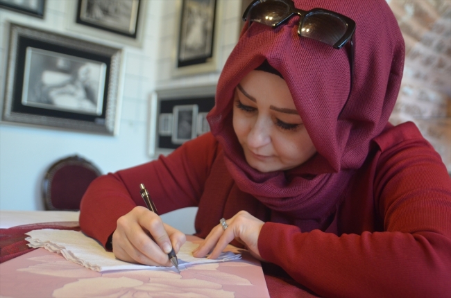 Geleneksel el sanatını milyonlarca iğne darbesiyle yaşatıyor