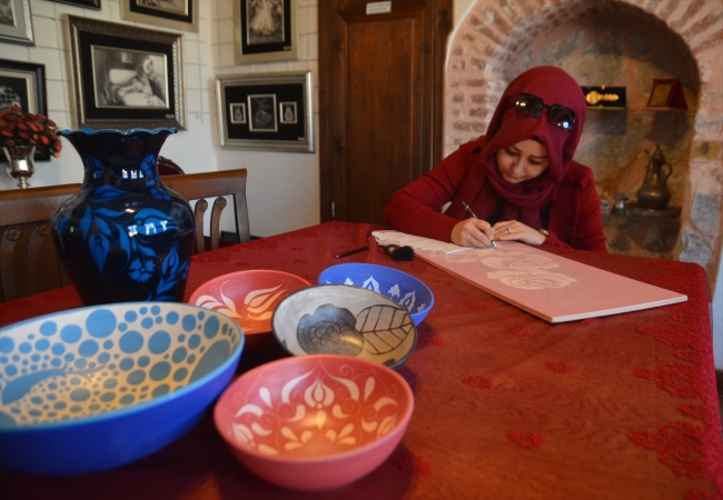 Geleneksel el sanatını milyonlarca iğne darbesiyle yaşatıyor