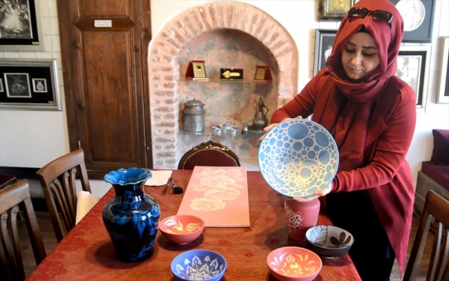 Geleneksel el sanatını milyonlarca iğne darbesiyle yaşatıyor